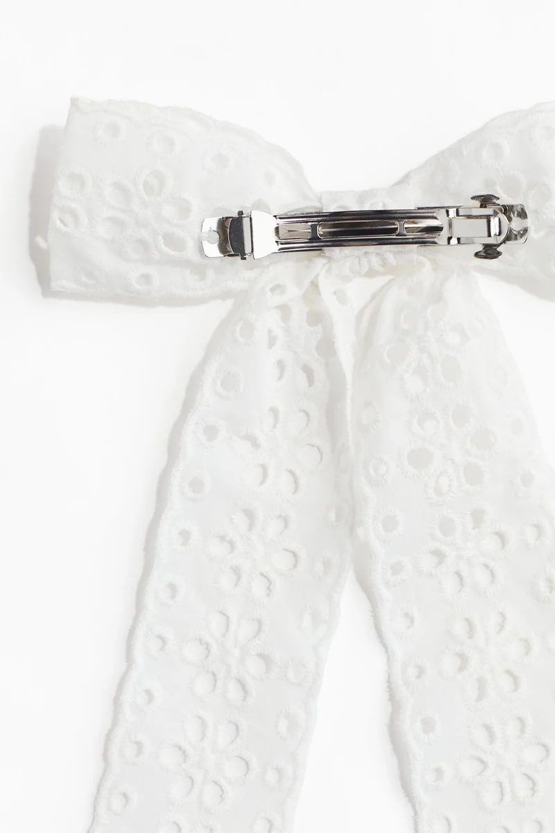 اتش اند ام مشبك شعر على شكل فيونكة بتطريز بنمط إنجليزي